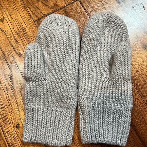 The North Face Gray Knit Pom Beanie and Mittens fleece lined Set - Picture 6 of 7